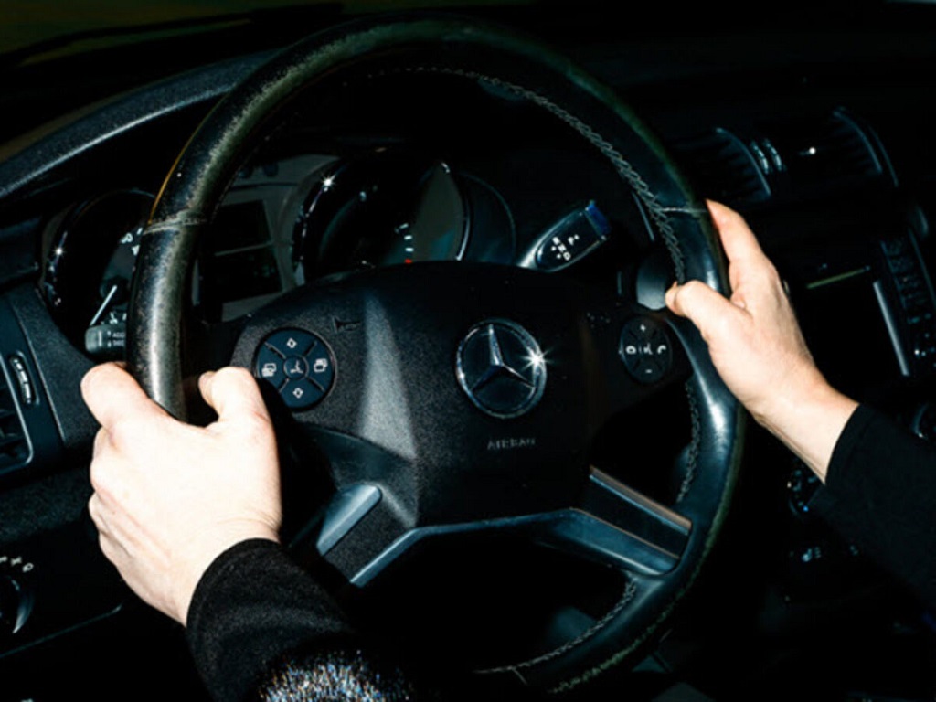 What is the safest technique for steering wheel control?